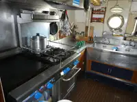 Buque de investigación en venta