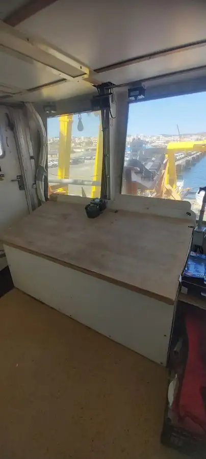 Buque de investigación en venta