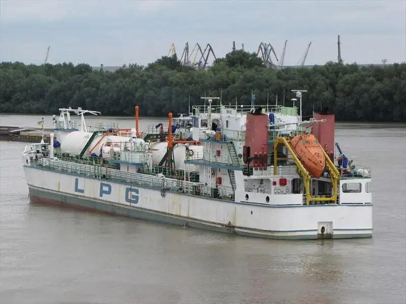 Buque transportador de GNL en venta