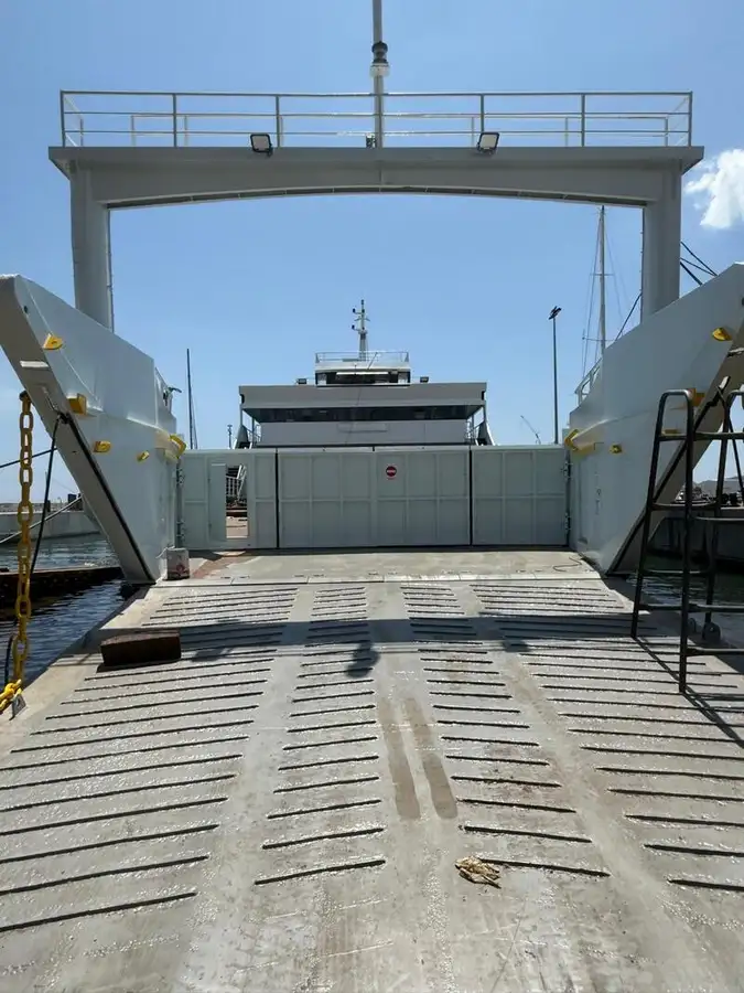 Barco RoPax en venta